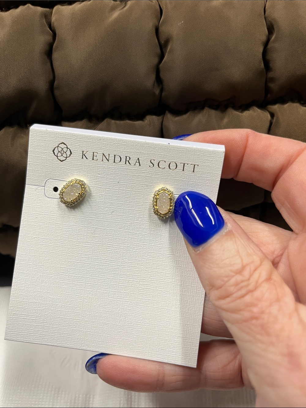 New Kendra Scott Gold and White Opal Elisa Stud Earrings - Picture 4 of 5